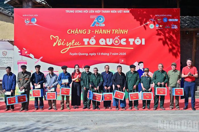 Ngay sau buổi lễ, đoàn công tác của Trung ương Hội Liên hiệp Thanh niên Việt Nam cùng các đơn vị đồng hành đã trao 28 phần quà tặng đại diện gia đình thương binh, bệnh binh, gia đình chính sách; trao 23 suất học bổng gồm xe đạp, quà tặng và tiền mặt tặng học sinh hoàn cảnh khó khăn của Trường Phổ thông dân tộc bán trú Trung học cơ sở Lũng Cú.