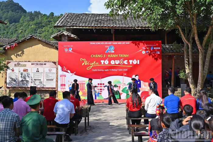 Được tổ chức tại cực Bắc của Tổ quốc, chương trình không chỉ mang ý nghĩa giáo dục truyền thống, mà còn thiết thực huy động nhiều nguồn lực xã hội để chăm lo đời sống bà con nhân dân, thanh thiếu nhi vùng biên giới.