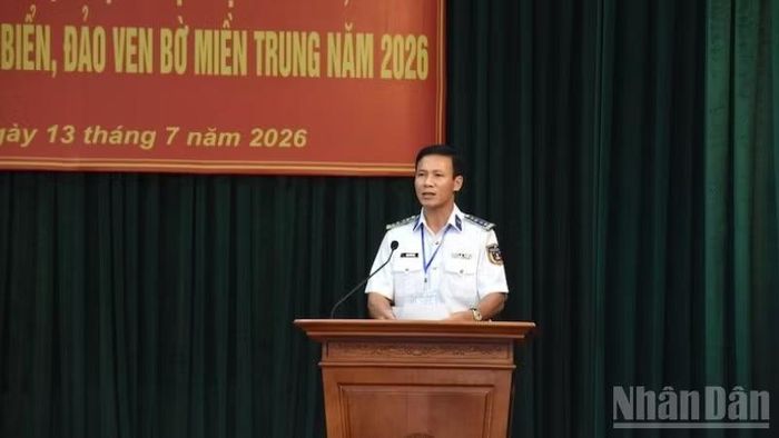 Đại tá Trần Hồng Quế, Phó Chính ủy Vùng Cảnh sát biển 2 phổ biến kế hoạch chuyến công tác.