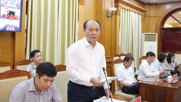 Phó Giám đốc Sở Nội vụ Nguyễn Văn Phương trình bày tại hội nghị.
