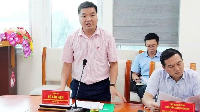 Giám đốc Đỗ Văn Hiện (người đứng) phát biểu tại Hội nghị Ban Đại diện Hội đồng quản trị Ngân hàng Chính sách xã hội tỉnh Bắc Ninh.