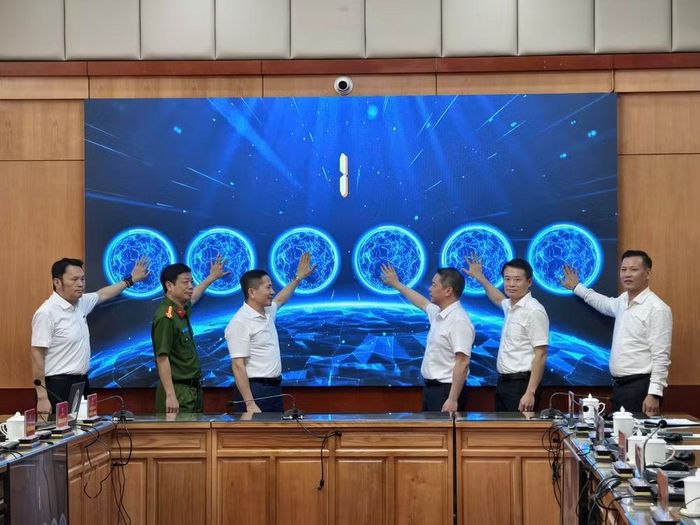 Các đại biểu thực hiện nghi thức khai trương "Hệ thống quản lý văn bản phục vụ doanh nghiệp".