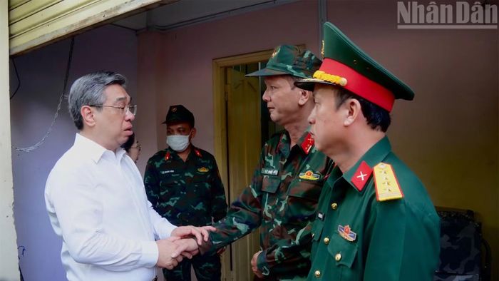Đồng chí Nguyễn Phước Lộc thăm hỏi, động viên các lực lượng trực tiếp làm nhiệm vụ.