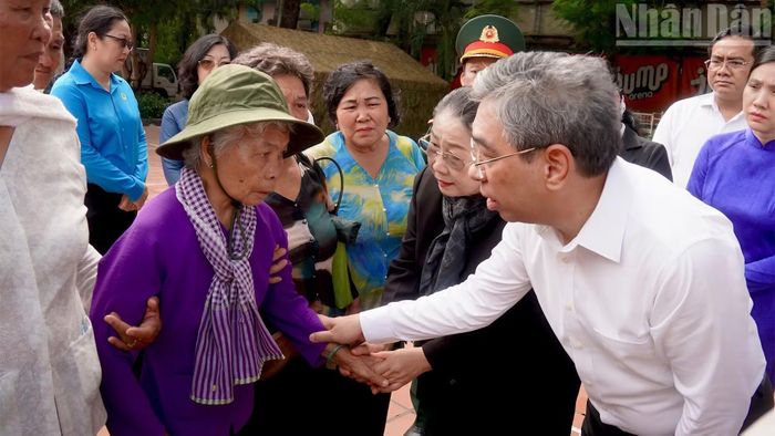 Đồng chí Nguyễn Phước Lộc thăm hỏi thân nhân gia đình liệt sĩ đến dâng hương tại Công viên Lê Thị Riêng.
