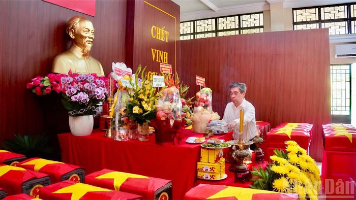 Phó Bí thư Thành ủy Thành phố Hồ Chí Minh Nguyễn Phước Lộc thắp hương tại khu vực nhà quàn hài cốt liệt sĩ.