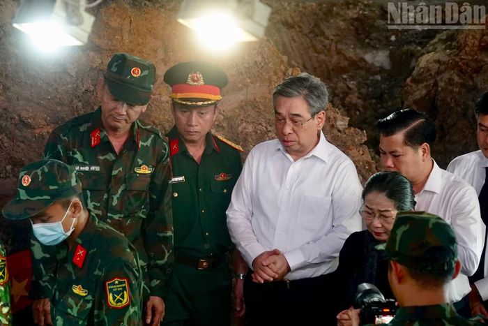 Đồng chí Nguyễn Phước Lộc cùng các thành viên trong đoàn thăm hỏi, động viên các lực lượng trực tiếp làm nhiệm vụ.