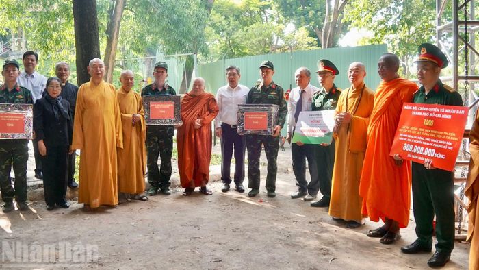 Những phần quà động viên được trao tận tay cán bộ, chiến sĩ như lời tri ân đối với những người đang ngày đêm góp phần đưa các liệt sĩ trở về với đồng đội và gia đình.