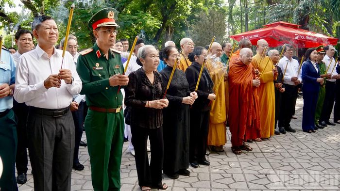  Các đại biểu dâng hương tại Tượng đài Cố Tổng Bí thư Trần Phú, Nhà bia tưởng niệm các Anh hùng liệt sĩ hy sinh trong chiến dịch Mậu Thân 1968, nơi thờ Anh hùng liệt sĩ Lê Thị Riêng và khu vực nhà quàn hài cốt liệt sĩ. 