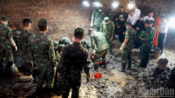 Đoàn đại biểu Ủy ban Mặt trận Tổ quốc Việt Nam Thành phố Hồ Chí Minh xúc động khi trực tiếp chứng kiến công tác tìm kiếm, quy tập hài cốt liệt sĩ.