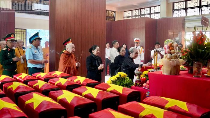 Đoàn đại biểu thắp hương tại Nhà quàn hài cốt liệt sĩ.