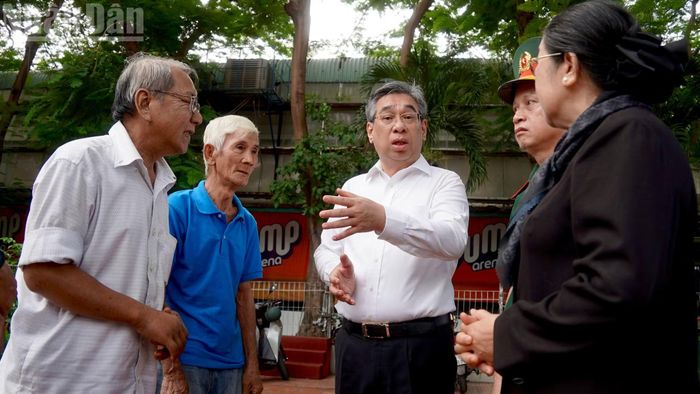 Phó Bí thư Thành ủy Nguyễn Phước Lộc gặp gỡ, trao đổi các nhân chứng lịch sử tại Công viên Lê Thị Riêng.