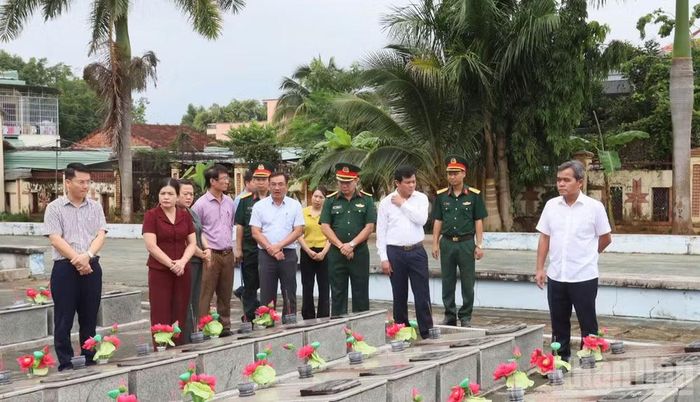 Lãnh đạo tỉnh Quảng Ngãi thăm nghĩa trang liệt sĩ phường Đăk Cấm.