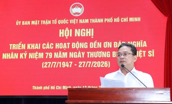 Đồng chí Phạm Minh Tuấn, Phó Chủ tịch Ủy ban Mặt trận Tổ quốc Việt Nam Thành phố Hồ Chí Minh phát biểu tại hội nghị.