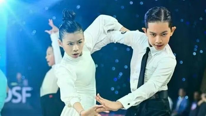 Nguyễn Minh Cường (phải) và Đỗ Trần Linh San thi đấu hết mình tại giải đấu.