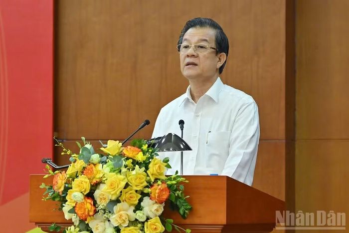 Đồng chí Lê Hồng Quang báo cáo tóm tắt tại hội nghị. (Ảnh: THỦY NGUYÊN)