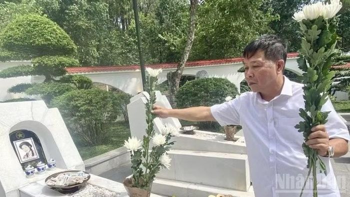 Ông Bùi Thanh Hà, Phó Chủ tịch Hội đồng quản trị ROX Group, dâng hoa tại Khu Di tích lịch sử quốc gia đặc biệt Ngã ba Đồng Lộc.