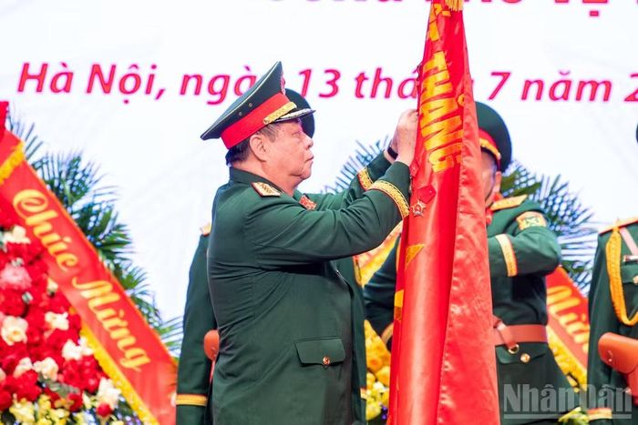 Đại tướng Nguyễn Trọng Nghĩa trao Huân chương Bảo vệ Tổ quốc Hạng Ba cho Bảo tàng Lịch sử Quân sự Việt Nam.