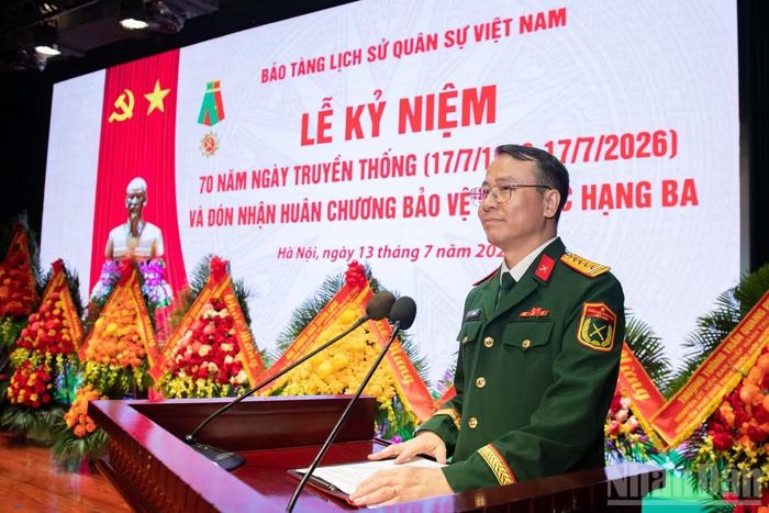 Đại tá Lê Vũ Huy, Giám đốc Bảo tàng Lịch sử Quân sự Việt Nam đọc diễn văn kỷ niệm.