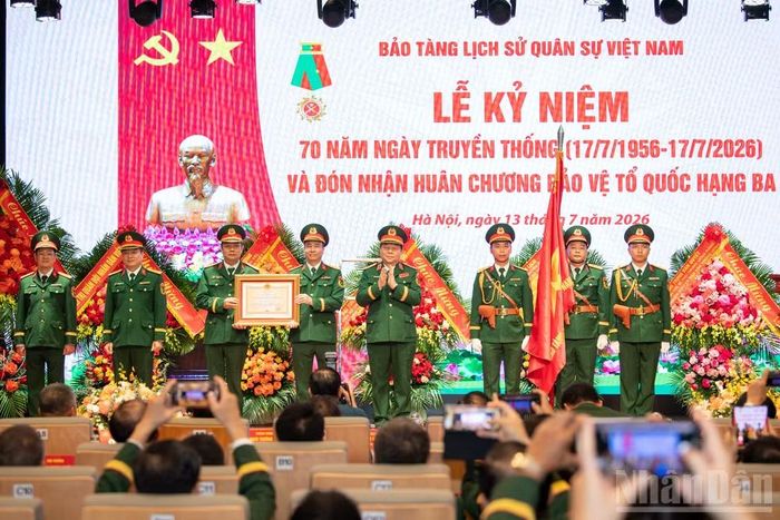 Đại tướng Nguyễn Trọng Nghĩa trao Huân chương Bảo vệ Tổ quốc hạng Ba cho Bảo tàng Lịch sử Quân sự Việt Nam.
