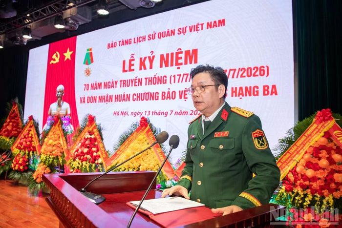 Đại tá Đinh Xuân Hòa, Phó Giám đốc Bảo tàng Lịch sử Quân sự Việt Nam đọc Thư khen của Đại tướng Phan Văn Giang, Ủy viên Bộ Chính trị, Phó Thủ tướng Chính phủ, Bộ trưởng Quốc phòng gửi cán bộ, chiến sĩ đơn vị nhân dịp kỷ niệm 70 năm Ngày truyền thống.
