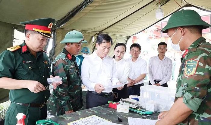 Bí Thư Tỉnh ủy Quảng Trị Nguyễn Văn Phương kiểm tra, động viên các lực lượng đang thực hiện nhiệm vụ lấy mẫu, số hóa thông tin và bàn giao mẫu hài cốt liệt sĩ tại Nghĩa trang Liệt sĩ quốc gia Đường 9.