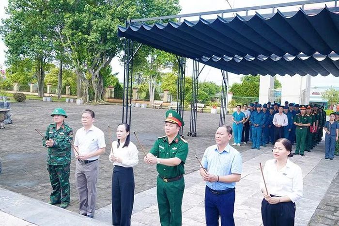 Ban Chỉ đạo về tìm kiếm, quy tập và xác định danh tính hài cốt liệt sĩ tỉnh Quảng Trị và xã Vĩnh Linh dâng hương tưởng niệm các Anh hùng liệt sĩ trước khi triển khai lấy mẫu, số hóa thông tin.