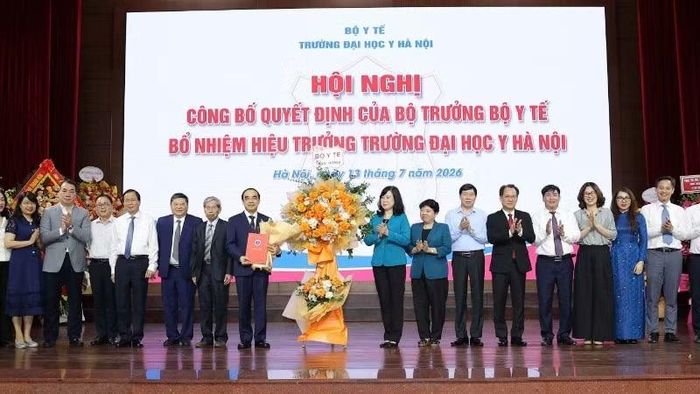 Đại diện các đơn vị, tổ chức chúc mừng Giáo sư, Tiến sĩ Nguyễn Hữu Tú.