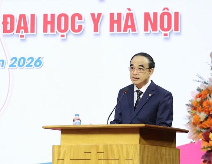Giáo sư, Tiến sĩ Nguyễn Hữu Tú phát biểu nhận nhiệm vụ.