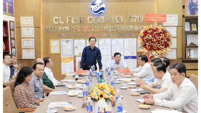 Phó Thủ tướng Chính phủ Hồ Quốc Dũng phát biểu tại Công ty Cổ phần Xuất nhập khẩu thủy sản Cửu Long.