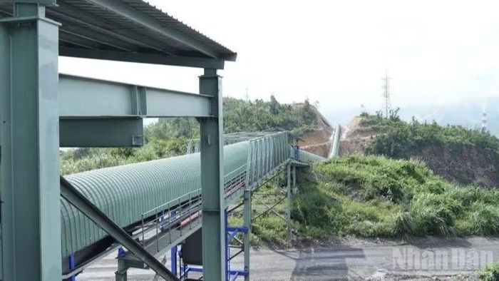 Dự án hệ thống băng tải vận chuyển than từ mỏ ra cảng Làng Khánh có tổng mức đầu tư hơn 761 tỷ đồng, do Công ty Tuyển than Hòn Gai làm chủ đầu tư.