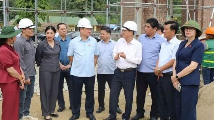 Đoàn công tác kiểm tra tiến độ thi công Trường liên cấp xã Môn Sơn.