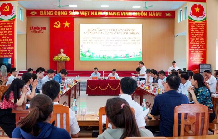 Quang cảnh buổi làm việc.