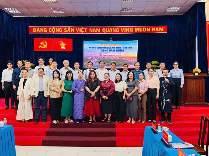 Các đại biểu, chuyên gia tham dự cuộc tọa đàm.