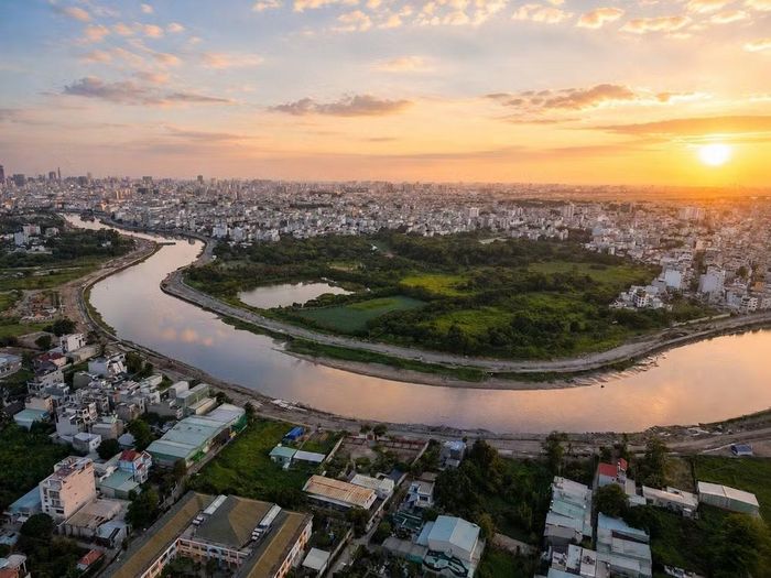 Toàn cảnh không gian đôi bờ sông Vàm Thuật. (Ảnh: Ban tổ chức tọa đàm)