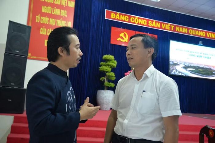 Chủ tịch Ủy ban nhân dân phường An Nhơn Nguyễn Ngọc Anh (phải) và Tổng Giám đốc Công ty cổ phần du lịch đường thủy Thành phố Hồ Chí Minh Nguyễn Trần Hữu Thắng trao đổi về tiềm năng du lịch của sông Vàm Thuật.