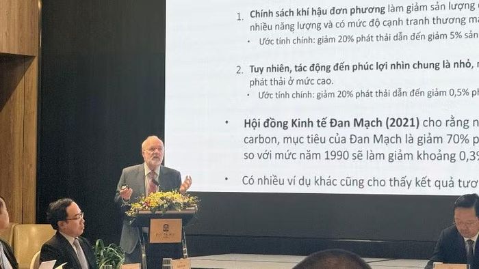 Giáo sư Finn Tarp, Đại học Copenhagen nhận định nếu được thiết kế phù hợp, các chính sách chuyển đổi có thể đồng thời thúc đẩy tăng trưởng kinh tế, tăng cường an ninh năng lượng...