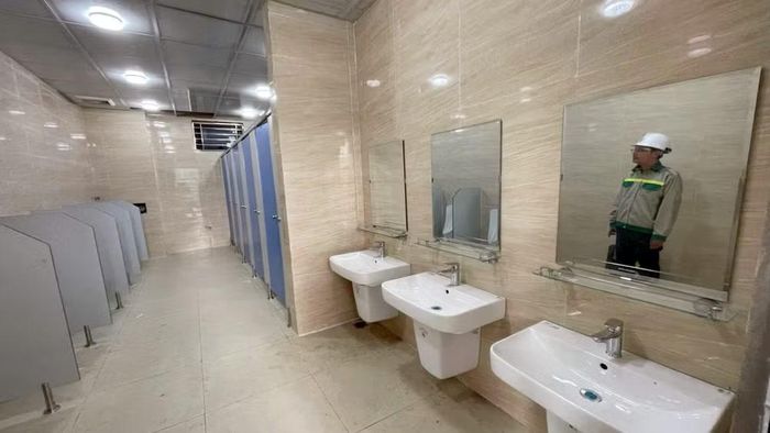 Hệ thống nhà vệ sinh của các khối nhà được đầu tư đồng bộ khang trang.