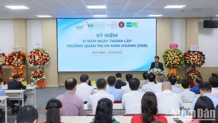 Giáo sư, Tiến sĩ Hoàng Đình Phi, Bí thư Đảng ủy, Hiệu trưởng Trường Quản trị và Kinh doanh phát biểu tại lễ kỷ niệm.