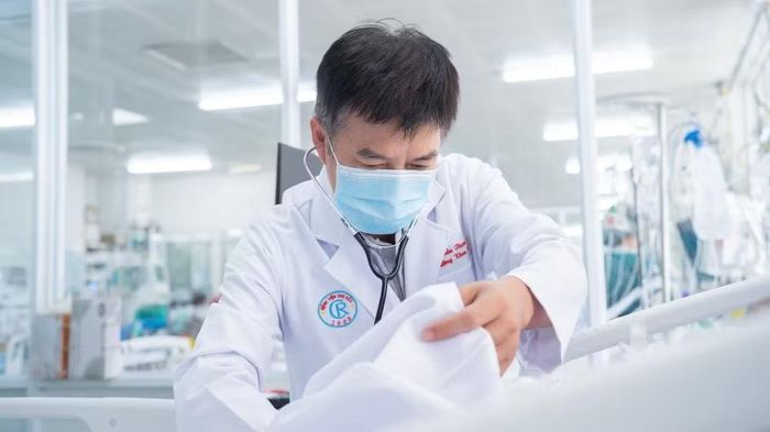 Bác sĩ Chuyên khoa II Trần Thanh Linh, Trưởng khoa Hồi sức cấp cứu trực tiếp điều trị bệnh nhân.