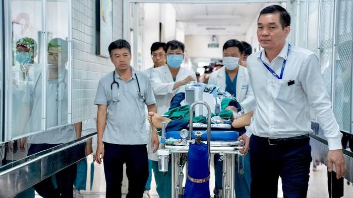 Bệnh nhân được khẩn trương đưa về điều trị tại Bệnh viện Chợ Rẫy.