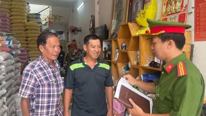 Công an phường Phan Thiết tuyên truyền người dân trong việc gìn giữ an ninh trật tự.
