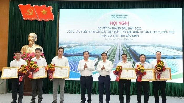 Khen thưởng các tập thể, cá nhân trong công tác phát triển điện mặt trời mái nhà.