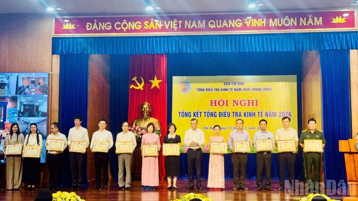 Khen thưởng các tập thể và cá nhân có thành tích xuất sắc trong tổng điều tra kinh tế 2026. (Ảnh: HNV)