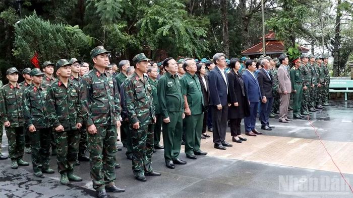 Lãnh đạo tỉnh Lâm Đồng và các ban, sở, ngành, địa phương dự Lễ tưởng niệm tại nghĩa trang liệt sĩ tỉnh ngày 13/7.
