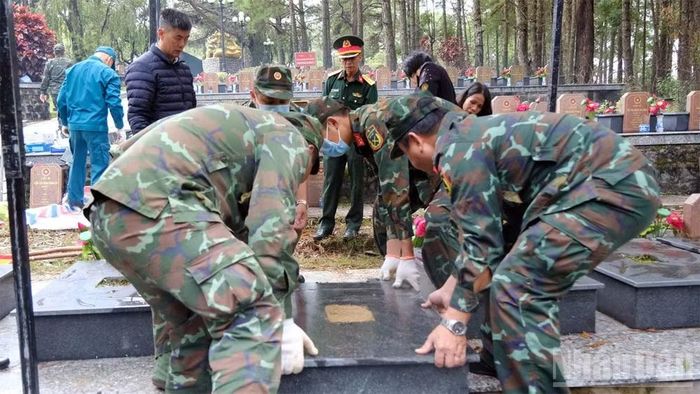 Lực lượng chức năng tiến hành hoàn trả đúng hiện trạng sau khi lấy mẫu.