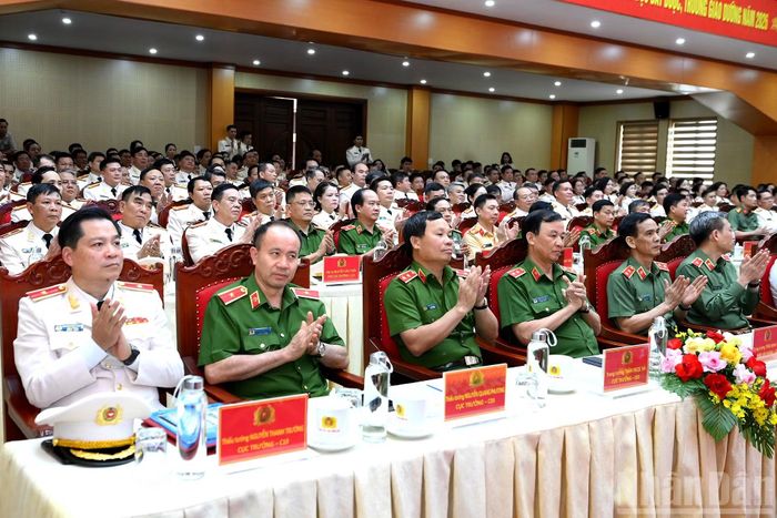 Các đại biểu tham dự cuộc làm việc.