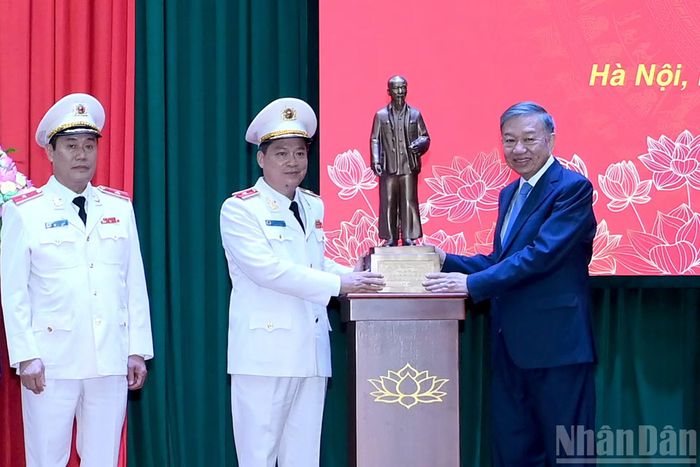 Tổng Bí thư, Chủ tịch nước Tô Lâm trao bức tượng Chủ tịch Hồ Chí Minh tặng Cục Cảnh sát quản lý trại giam, cơ sở giáo dục bắt buộc, trường giáo dưỡng (Bộ Công an).
