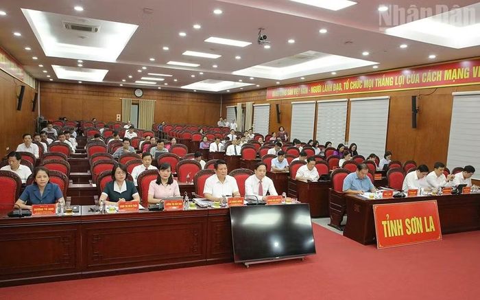 Hội nghị được tổ chức trực tiếp kết hợp với trực tuyến.