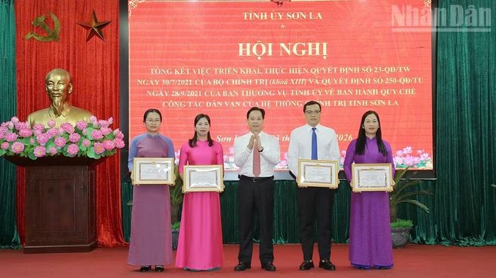 Đồng chí Hoàng Văn Nghiệm, Bí thư Tỉnh ủy Sơn La trao Bằng khen cho các tổ chức đảng.