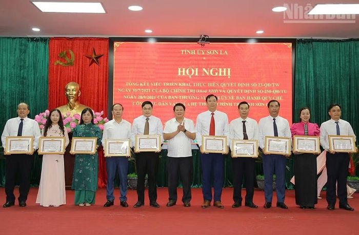 Đồng chí Lò Minh Hùng, Phó Bí thư Thường trực Tỉnh ủy, Chủ tịch Hội đồng nhân dân tỉnh trao Bằng khen cho các đảng viên.